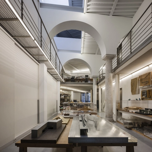 Atelier VC  / Vázquez Consuegra - Reconversión, Cocina, Fachada, Fijación Vigas, Mesas, Iluminación, Sillas