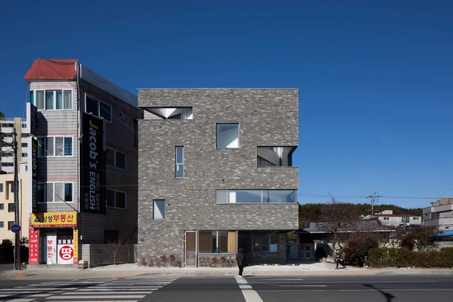 Panmun unifamiliar y comercial / Seoga Architecture - Casas