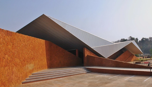 Parada de ônibus e salão comunitário Valpoi / Rahul Deshpande and Associates - Centro Comunitário