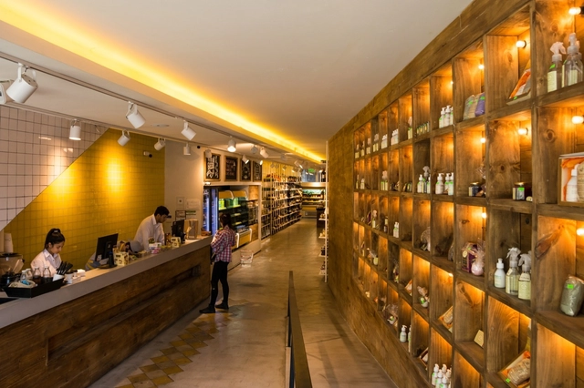 Crudo - República no Tradicional  /  Daniela Laham, Tatiana Rubin y Juan Agustín Gielis  - Mercado