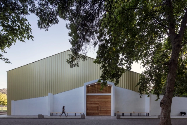 Lonquén School Gymnasium  / COMUN Arquitectos - Gymnasium