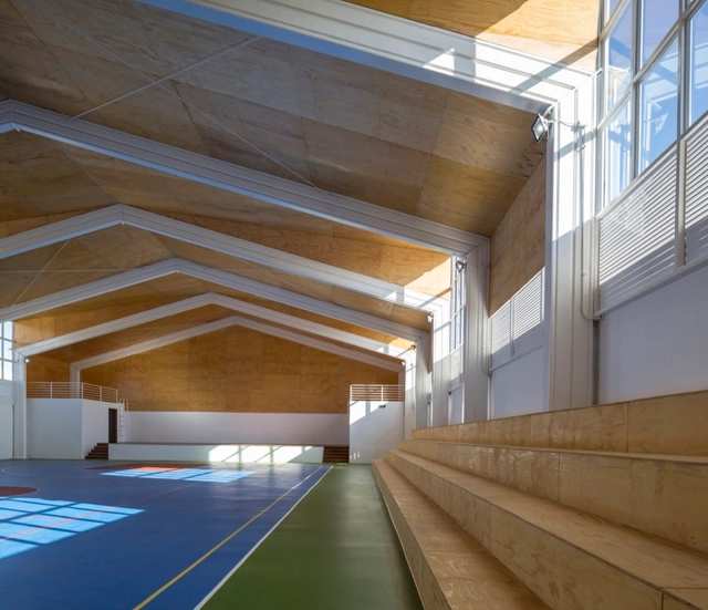 Gimnasio colegio Lonquén  / COMUN Arquitectos - Gimnasio, Fachada, Fijación Vigas, Barandas