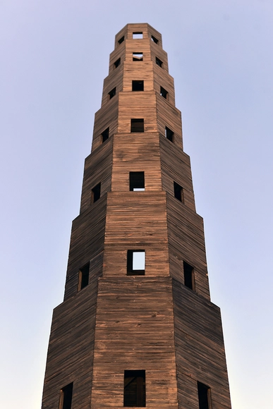Pezo von Ellrichshausen construye una torre de madera temporal en el Jardín des Tuileries de París - Imagen Principal