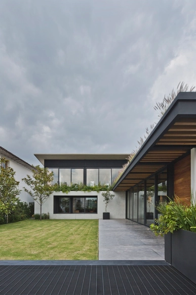 Capistrano 9 / CCA | Bernardo Quinzaños  - Casas
