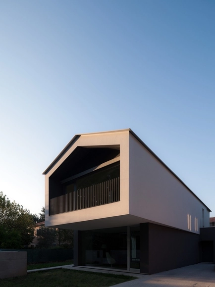 Turned House / MZC Plus - Casas