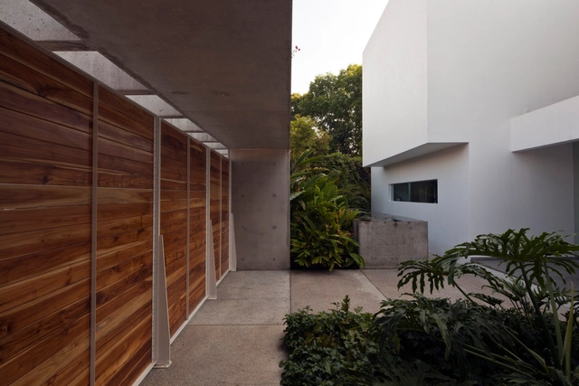Casa Tulipanes / estudio fi | arquitectos - Casas, Jardín, Fachada, Barandas