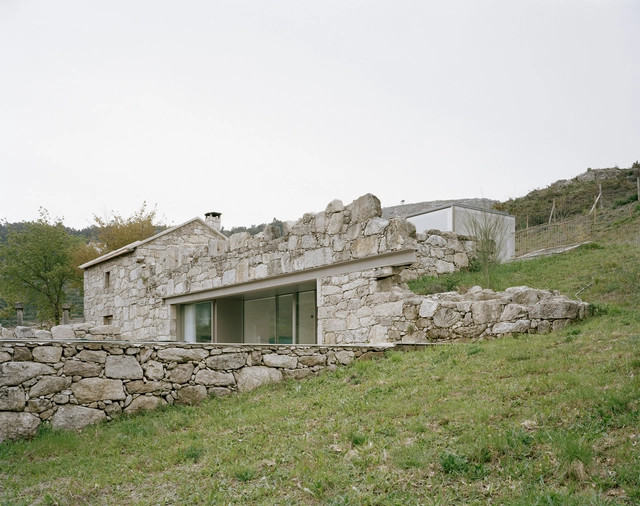 Casa en Melgaço / Nuno Brandão Costa - Casas