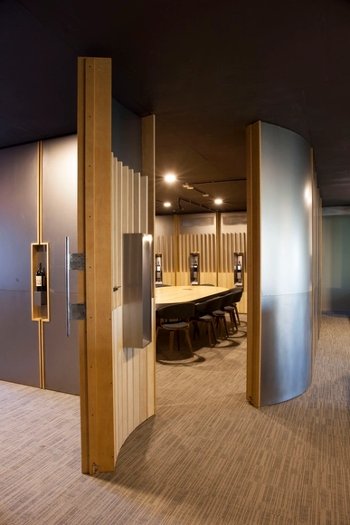 Oficinas Bodegas Bianchi / EPIFITA Arquitectura - Interiores De Oficina, Fachada, Pilares, Sillas, Mesas