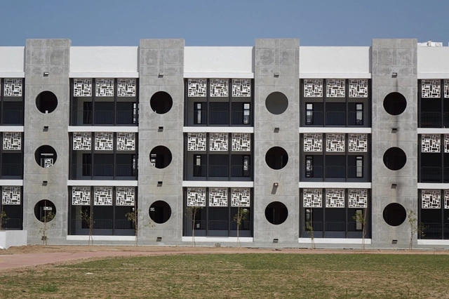 Internado de Niñas BAPS Swaminarayan / Kapadia Associates - Escuelas
