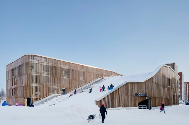 Estacionamiento de cinco plantas / White Arkitekter + Henning Larsen Architects - Estacionamiento