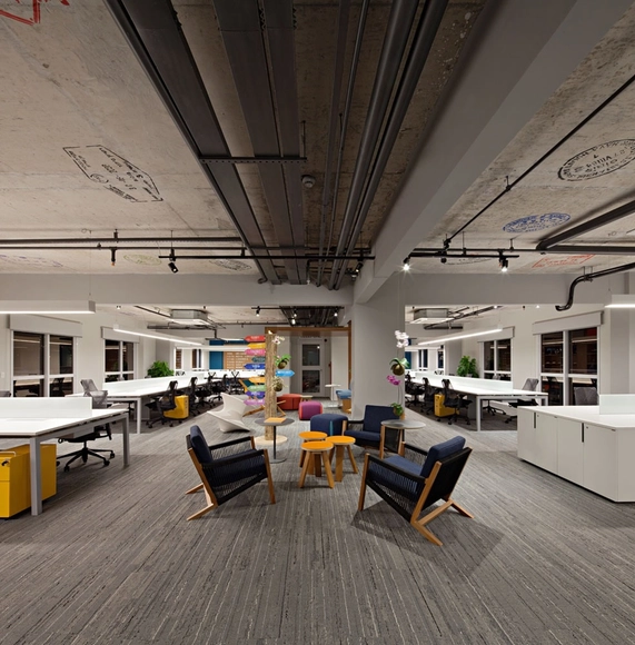 Traveland / DM/AM Arquitetura - Escritórios, Cadeira, Mesa, Banco