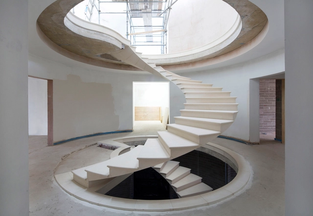 Mira la ingeniería detrás de esta galardonada escalera helicoidal flotante - Imagen Principal