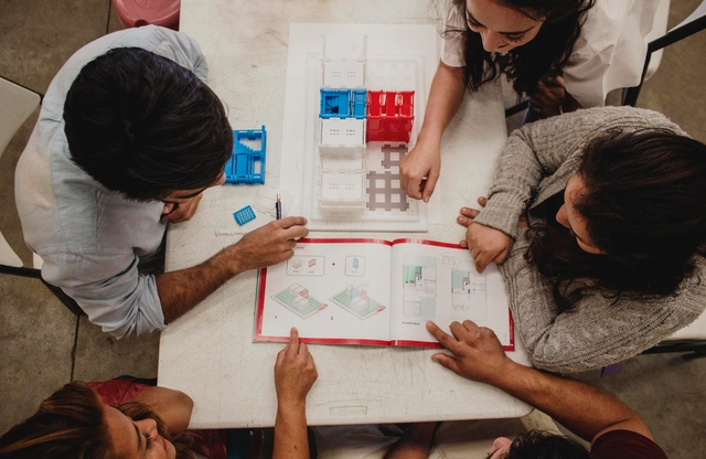Armando Casas: un juguete educativo que introduce estrategias para la autoconstrucción progresiva de viviendas - Imagen Principal