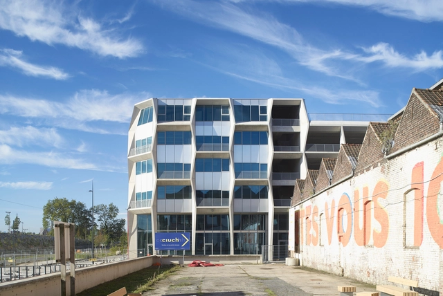 El silo de estacionamiento y colmena de negocios / TANK Architectes - Edificio De Oficinas