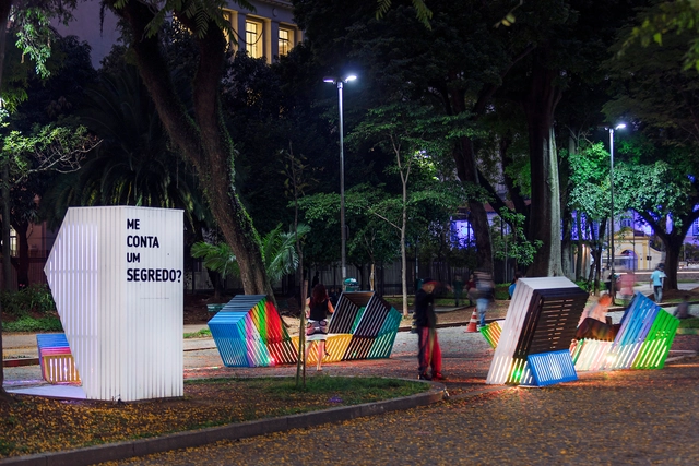 Estudio Guto Requena convida as pessoas a compartilharem suas histórias na instalação "Me conta um segredo?" - Imagem de Destaque