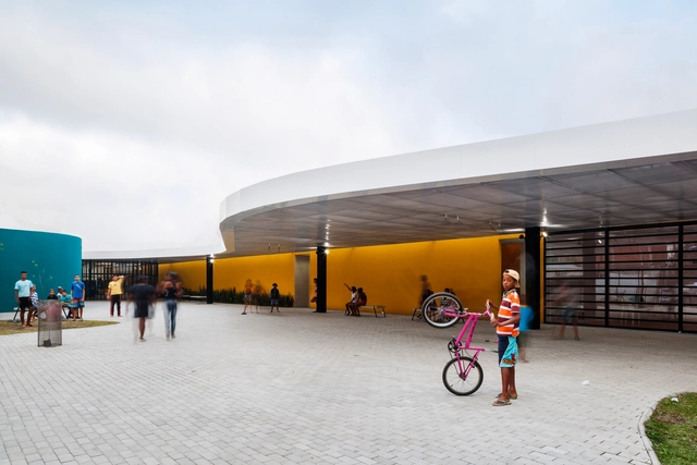 Espaço Alana  / Rodrigo Ohtake Arquitetura e Design - Centro Para Jovens, Fachada