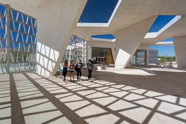 马德里德语学校 / Grüntuch Ernst Architects - 中小学校