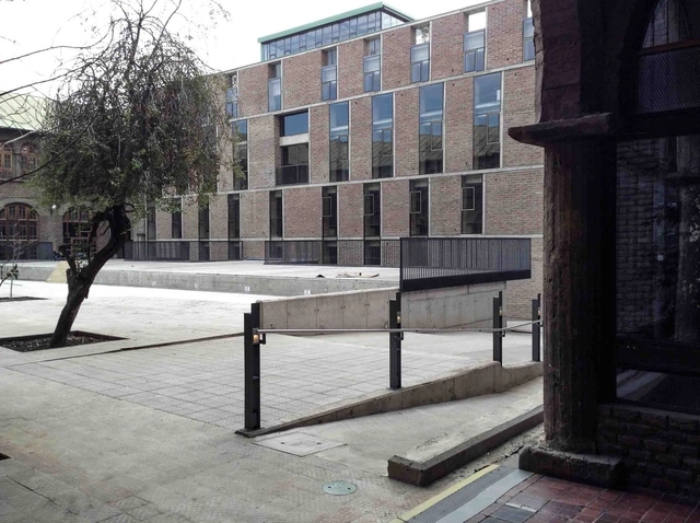 Edificio Académico Facultad de Artes UC  / Fernando Pérez Oyarzun + José Quintanilla Chala - Universidad, Patio interior, Fachada