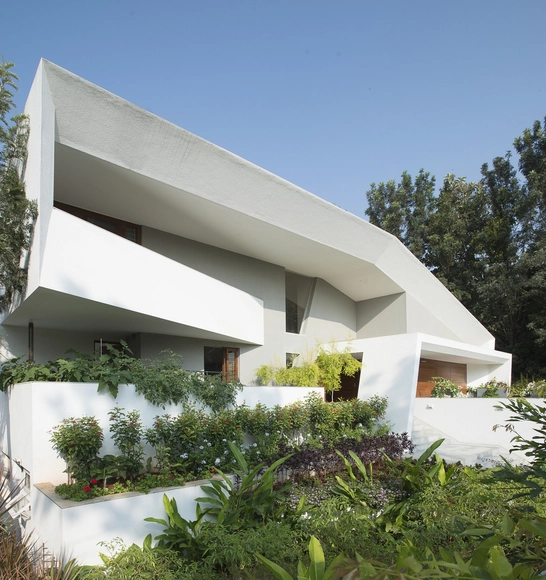 Courtyard House / Architecture Paradigm - Casas