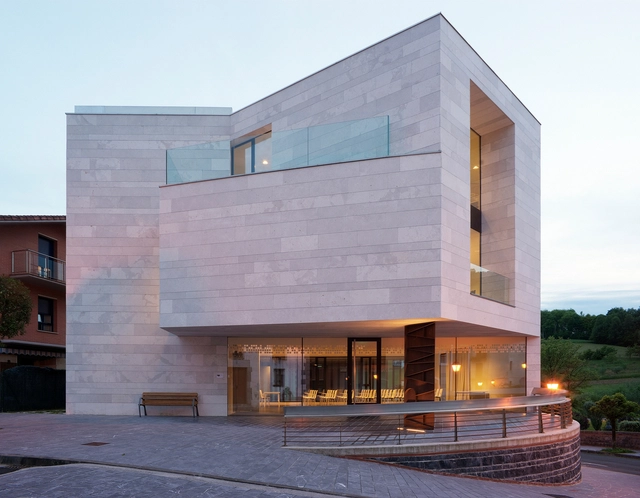Centro polivalente de Aroma  / Vidaurre & Prieto arquitectos - Edificios