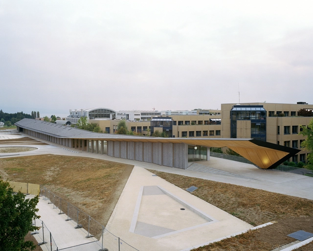 Bajo un techo / Kengo Kuma & Associates - Instituto