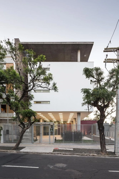 Material em Foco: ADUFRGS por  Santini & Rocha Arquitetos - Imagem de Destaque