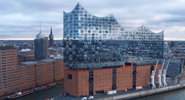 Vuela con un drone sobre la Filarmónica de Hamburgo de Herzog & De Meuron - Imagen Principal
