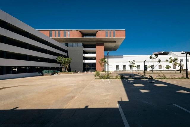Parque de Oficinas Lion Match / Dean Jay Architects - Edificio De Oficinas
