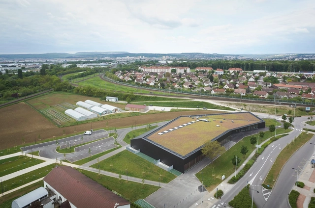 Centro deportivo “Véronique Pecqueux-Rolland“ Longvic / Dietrich | Untertrifaller Architekten + Sénéchal-Auclair Architectes - Recreación Y Entrenamiento