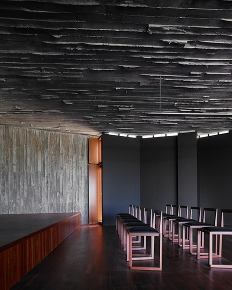 Centro Social de Riveira  / Carlos Seoane - Centro Cultural, Puerta, Pilares, Sillas, Mesas