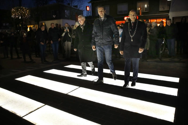 Países Baixos inauguram faixa de pedestres luminosa que deixa as pessoas mais visíveis - Imagem de Destaque