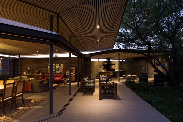 Casa en Piedra Roja  / 332 Arquitectos - Casas, Fachada, Fijación Vigas, Sillas