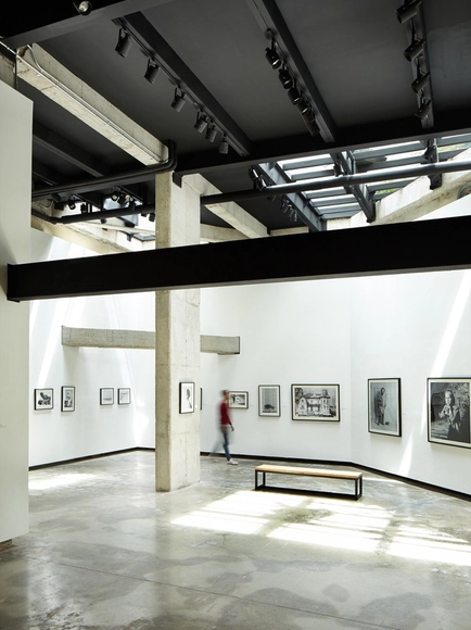 Espacio Cultural y Taller para un Artista / Alejandro Peña Cuéllar - Arquitectura De Oficinas, Bancas
