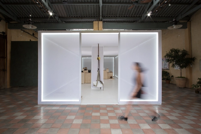 Galeria Emma Thomas | Processos de impermanência  / MNMA studio - Galeria, Porta, Fachada