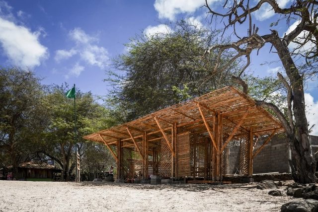 Playa Man / The Scarcity and Creativity Studio - Obras De Pequeña Escala