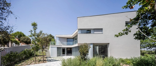 Casa con un Espacio Para la Exposición de Arte Contemporáneo  / 05AM Arquitectura - Casas