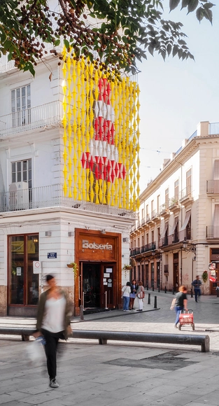  CON DE CONS, una instalación urbana que utiliza conos para representar un festival de arte en Valencia - Arte Y Arquitectura