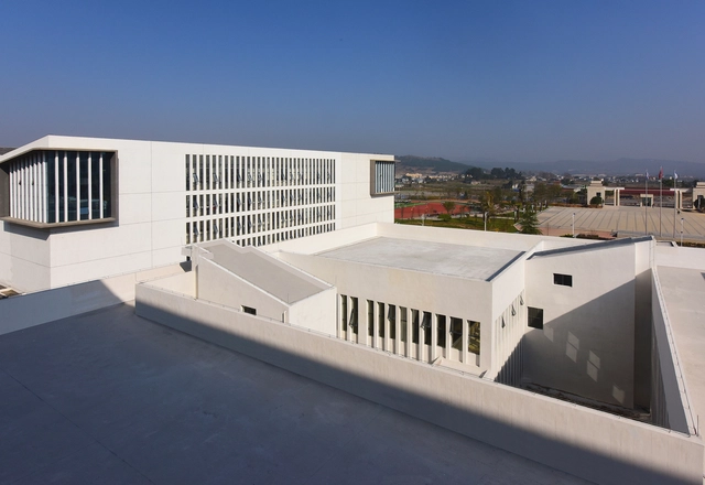Complejo Escolar Dushan / West-line studio - Escuelas