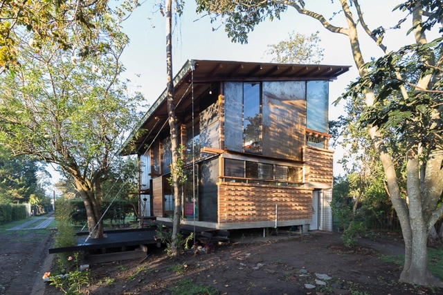 Casa El Camarote / Sebastián Calero Larrea - Casas, Jardín, Puerta, Fachada, Escaleras, Bancas, Bosque