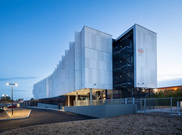Internado en Nimes / MDR Architectes - Escuelas