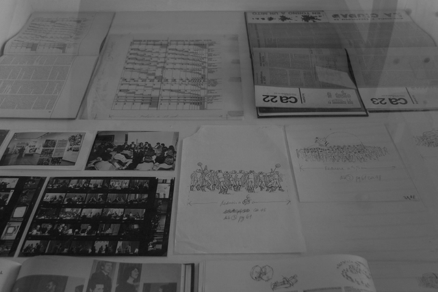 Tres vitrinas y un archivo: La iniciativa expositiva del Archivo de Originales FADEU-UC - Imagen Principal