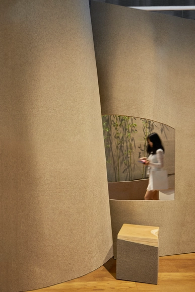  “悬浮毛毡”概念展厅 / META-工作室 - 展陈建筑