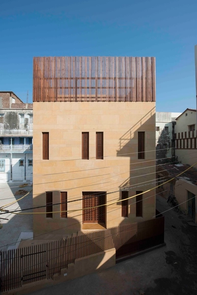 Casa MANDVI / SPASM Design Architects - Casas