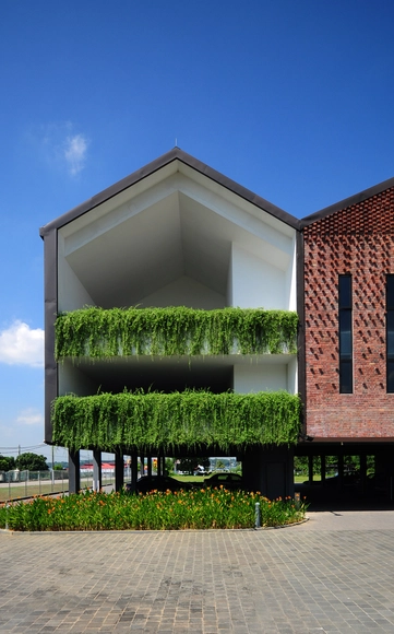 Una serie de graneros / L Architects - Arquitectura Industrial