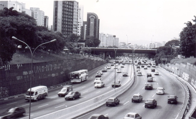 Após apagar grafites na 23 de Maio, nova gestão de SP acha a avenida "muito cinza" e propõe refazer murais - Imagem de Destaque