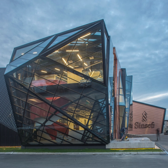 Edificio corporativo Comercial Sinsef  / The Standard - Edificios Institucionales, Fachada, Escaleras, Puerta