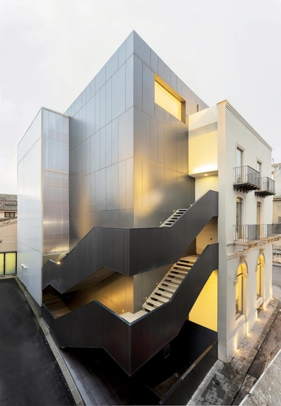 "G. Toniolo" 礼堂 / FABBRICANOVE Architetti - 礼堂
