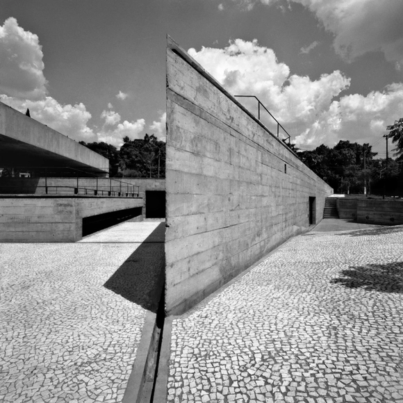 O brilhantismo brutal de Paulo Mendes da Rocha - Imagem de Destaque