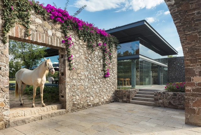Pabellón de Visitas Hacienda El Barreno / Grupoarquitectura - Hotelería Y Entretenimiento