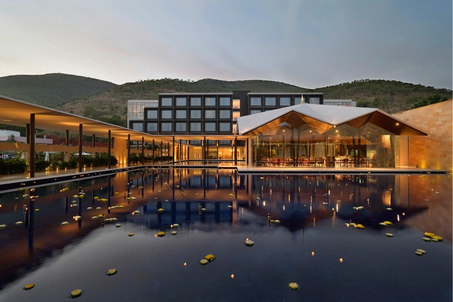 Hotel Dasavatara / SJK Architects - Hoteles